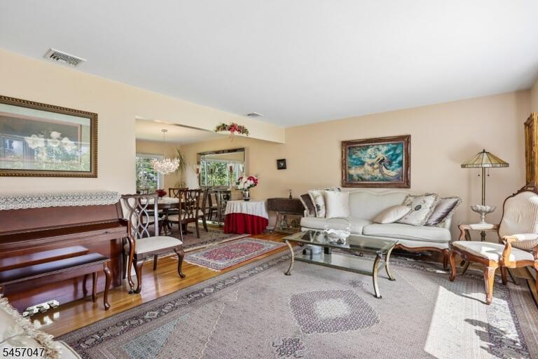 Property listing MLS 4049592 photo 8