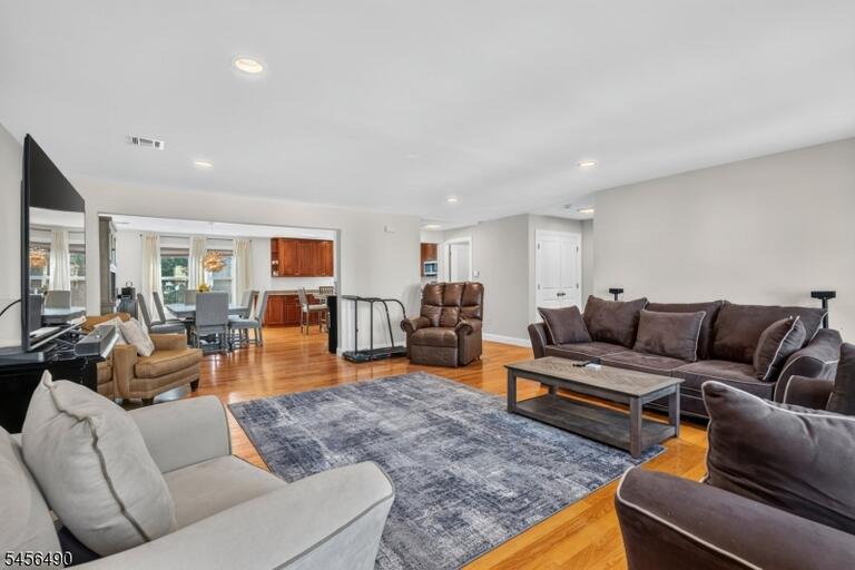 Property listing MLS 4049594 photo 4