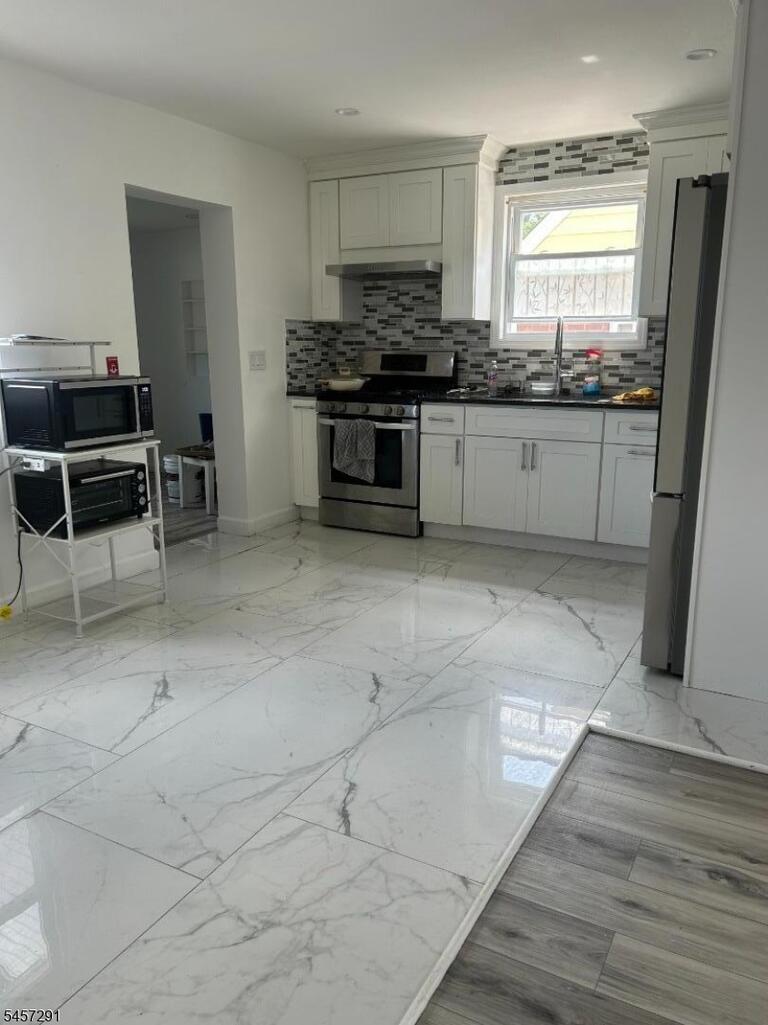 Property listing MLS 4049742 photo 2