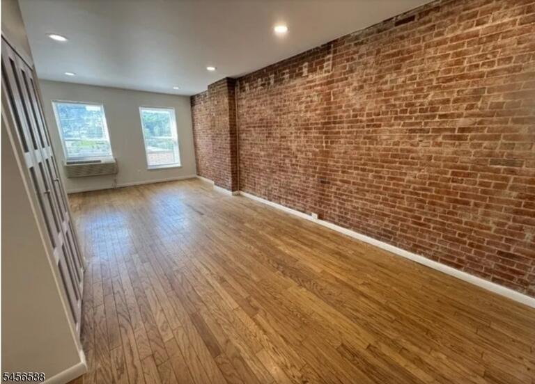 Property listing MLS 4049813 photo 4
