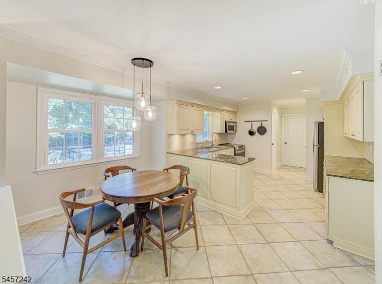 Property listing MLS 4049824 photo 5