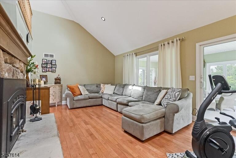 Property listing MLS 4050002 photo 11