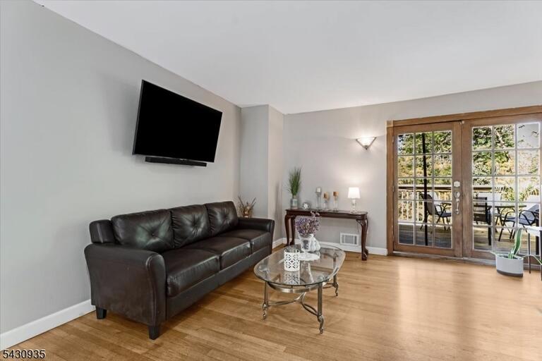 Property listing MLS 4050063 photo 4