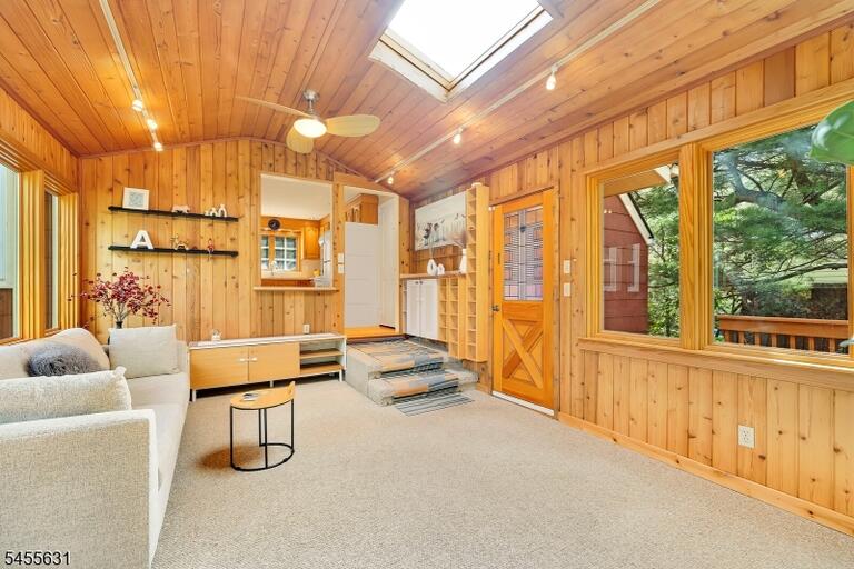 Property listing MLS 4050080 photo 3