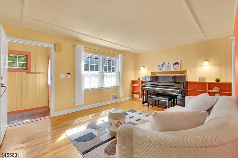 Property listing MLS 4050080 photo 4