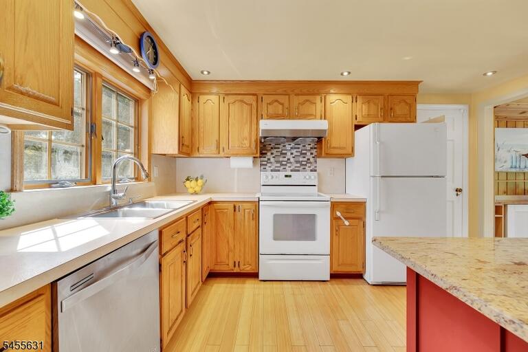 Property listing MLS 4050080 photo 5
