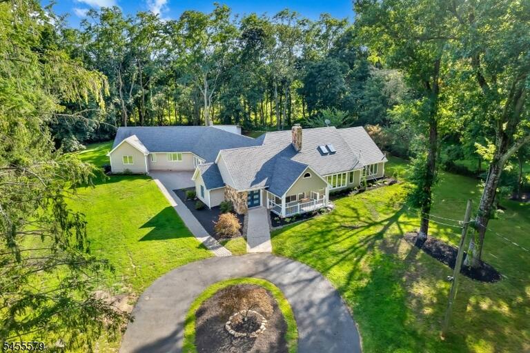 Property listing MLS 4050166 photo 2