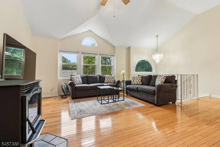 Property listing MLS 4050172 photo 7