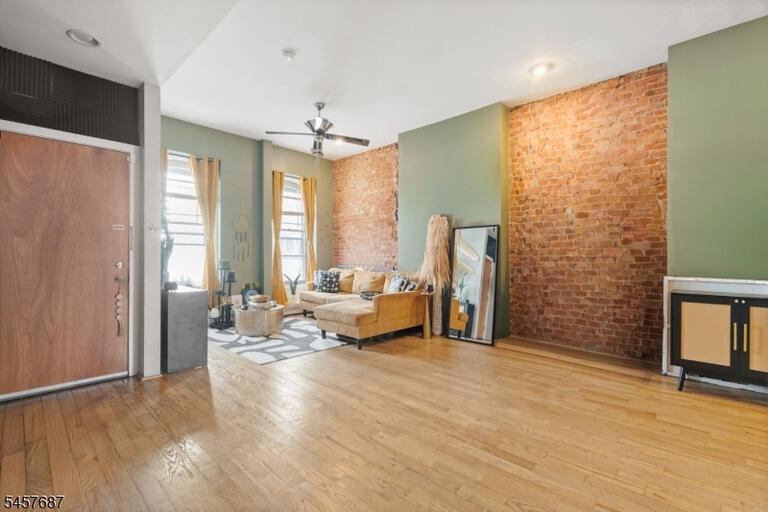 Property listing MLS 4050203 photo 2