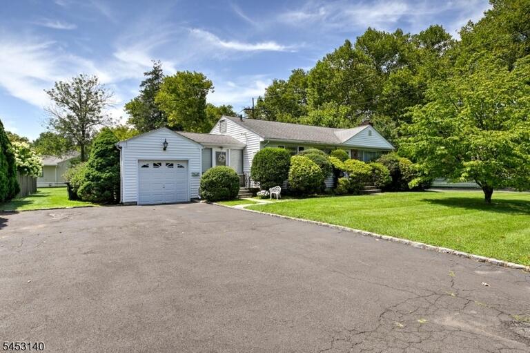 Property listing MLS 4050231 photo 1
