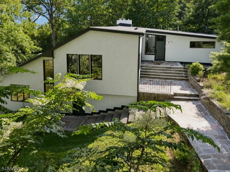 Property listing MLS 4050251 photo 2