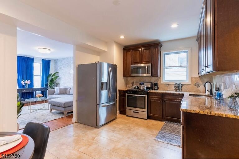 Property listing MLS 4050331 photo 3